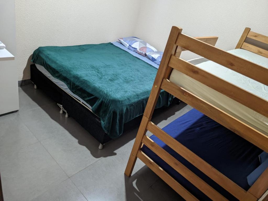 1 dormitorio con 1 cama y 1 litera en Macadamia Espaço de Festas e hospedagem, en Lucas do Rio Verde