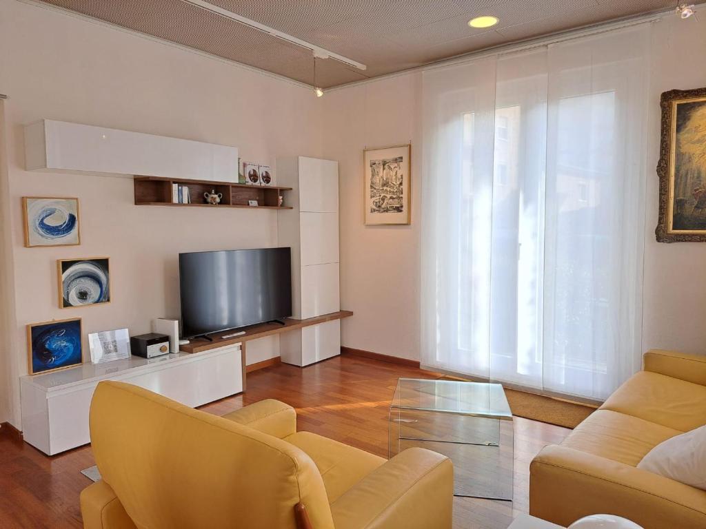 TV a/nebo společenská místnost v ubytování Sestante Apartments by Quokka 360 - A garden in the town centre