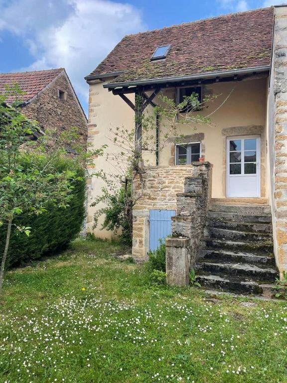 Cette ancienne maison en pierre est dotée d'une porte bleue et d'escaliers. dans l'établissement Dependance De Charme Avec Jacuzzi Saint Andr Le, à Saint-André-le-Désert