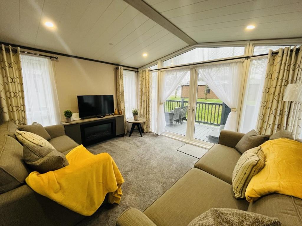TV a/nebo společenská místnost v ubytování Royal Pines Lodge with Hot tub