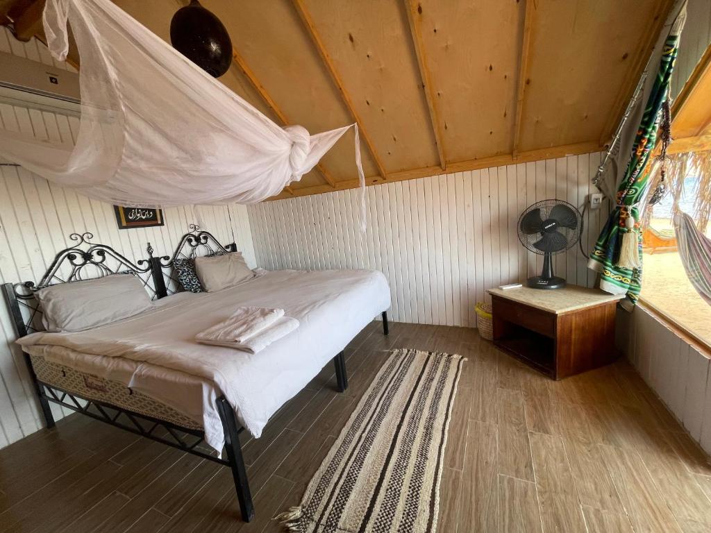 Postel nebo postele na pokoji v ubytování Live the bedouinlife