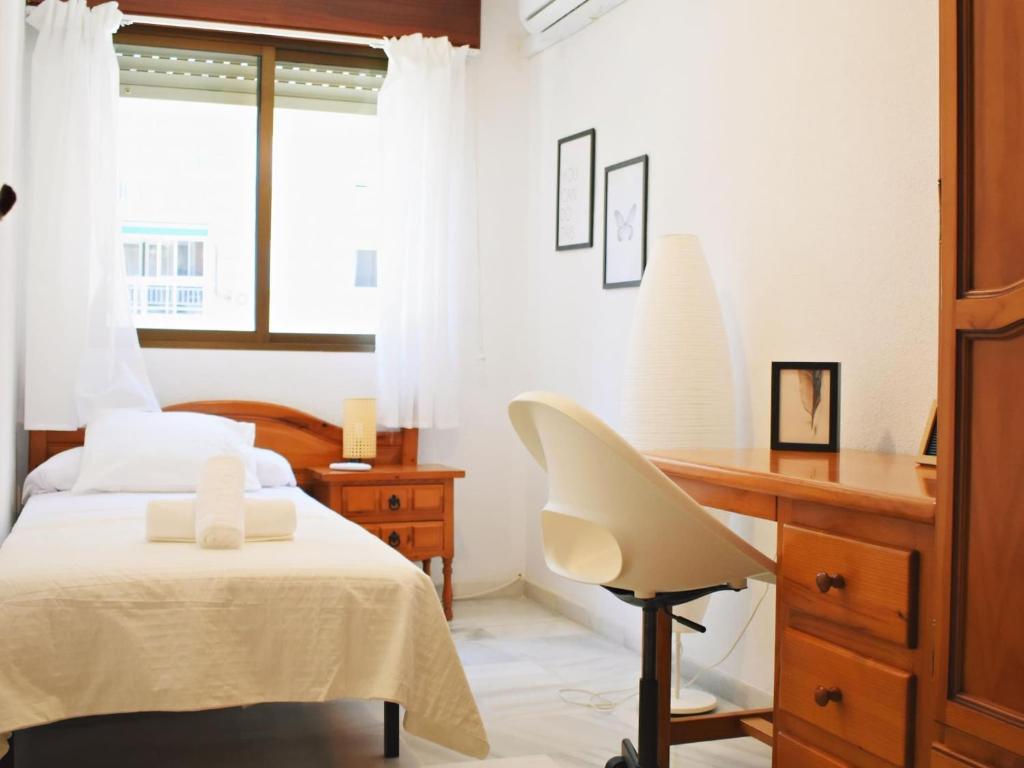 Postel nebo postele na pokoji v ubytování Amplio y luminoso apartamento cerca del centro y la playa con piscina y parking privado