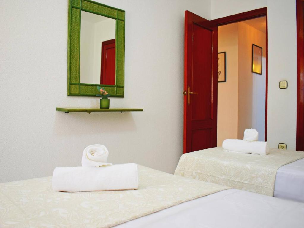 Postel nebo postele na pokoji v ubytování Amplio y luminoso apartamento cerca del centro y la playa con piscina y parking privado