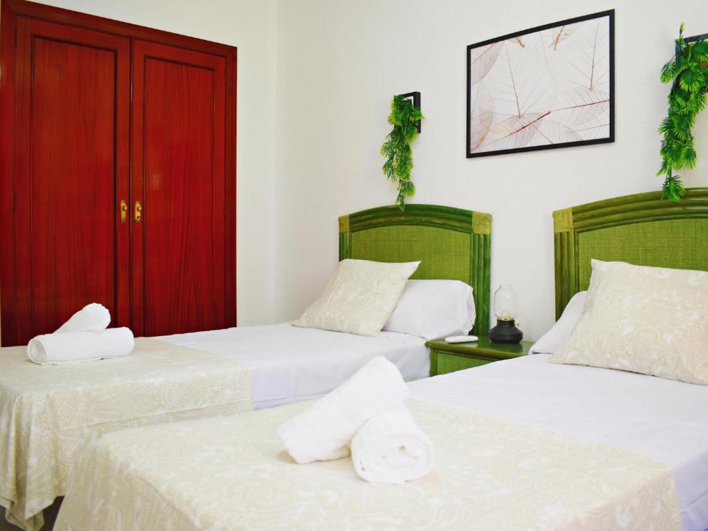 Postel nebo postele na pokoji v ubytování Amplio y luminoso apartamento cerca del centro y la playa con piscina y parking privado