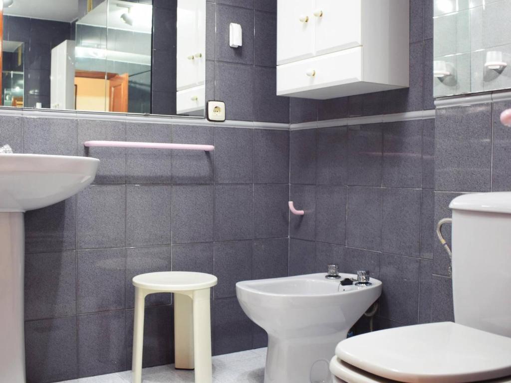 Koupelna v ubytování Amplio y luminoso apartamento cerca del centro y la playa con piscina y parking privado