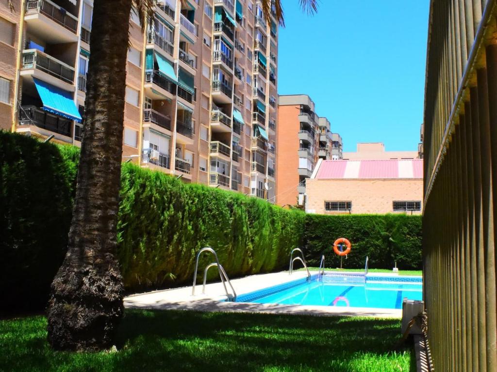 Bazén v ubytování Amplio y luminoso apartamento cerca del centro y la playa con piscina y parking privado nebo v jeho okolí