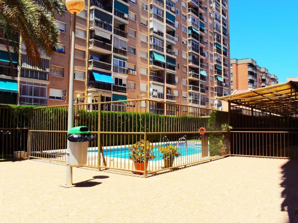 Bazén v ubytování Amplio y luminoso apartamento cerca del centro y la playa con piscina y parking privado nebo v jeho okolí