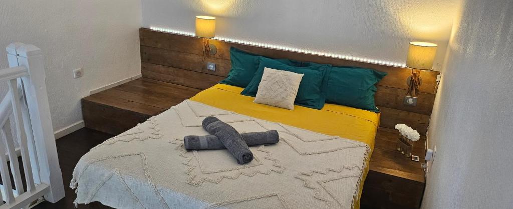 una camera con letto e testiera in legno di Marina golf a Saint-François