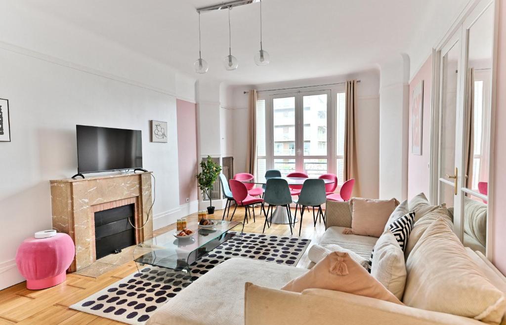 un salon avec un canapé et une table dans l'établissement Appartement Luxueux Porte Maillot - Neuilly, à Neuilly-sur-Seine