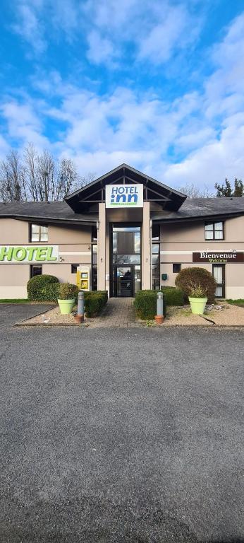 un edificio con un letrero que lee el fuego de salida en Hotel Inn design Vierzon, en Vierzon