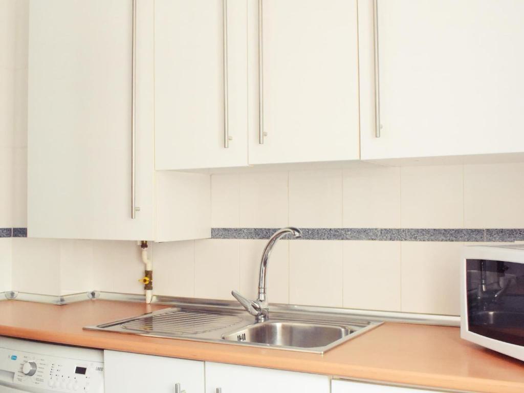 Kuchyňa alebo kuchynka v ubytovaní Fabuloso apartamento junto al Soho con parking privado
