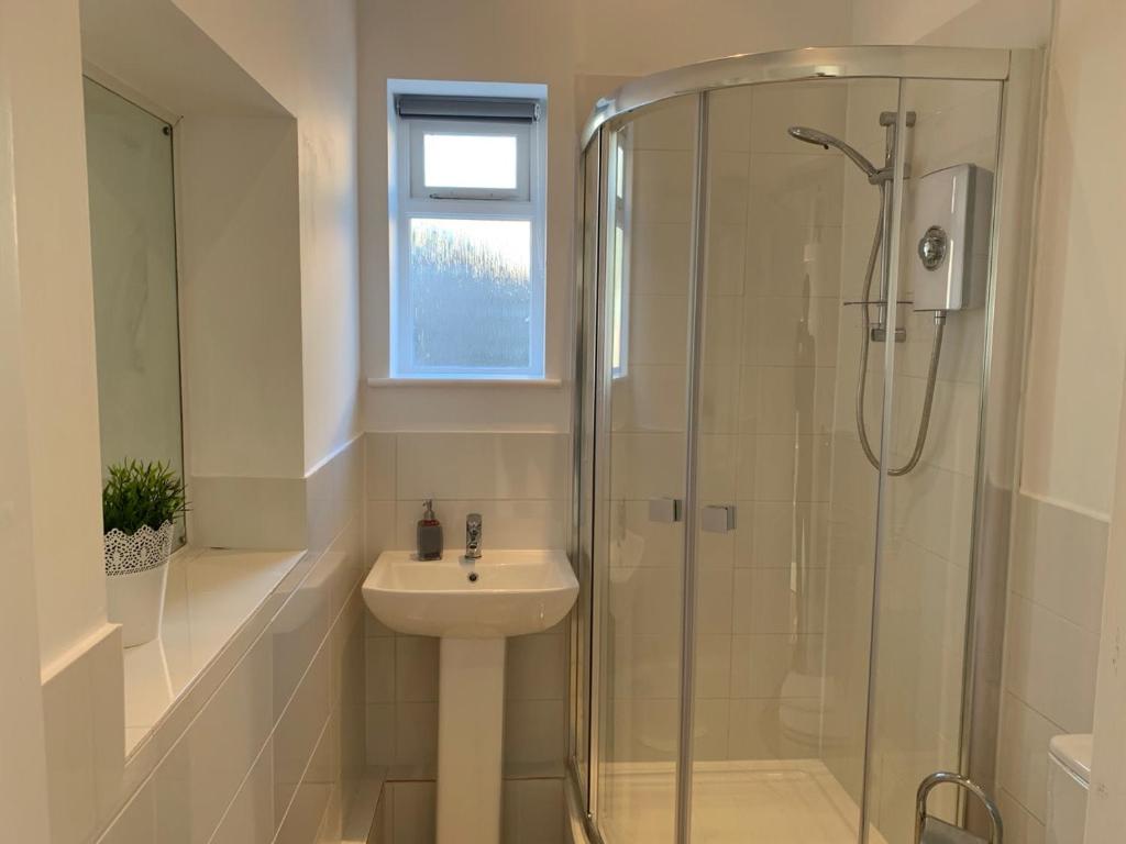 un baño con ducha y lavabo en Ashbrook Lewis - two bedroom, two bathroom cottage nr Harwell Oxford, en Didcot