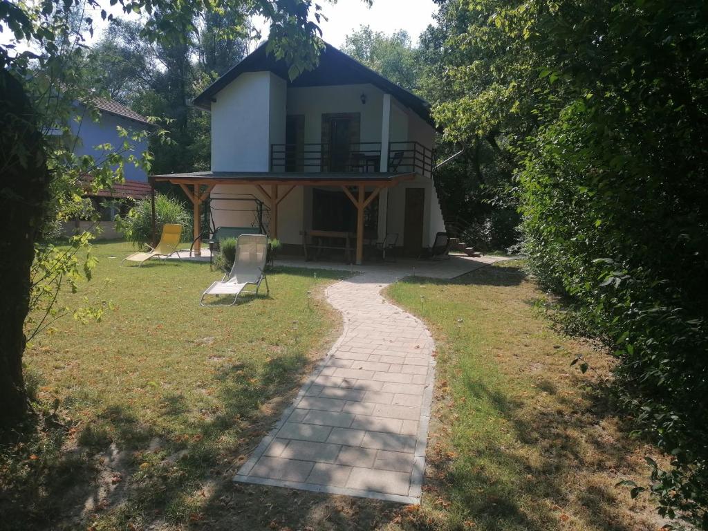 dom z kamienną ścieżką prowadzącą do niego w obiekcie Holiday Home Green House w mieście Batina