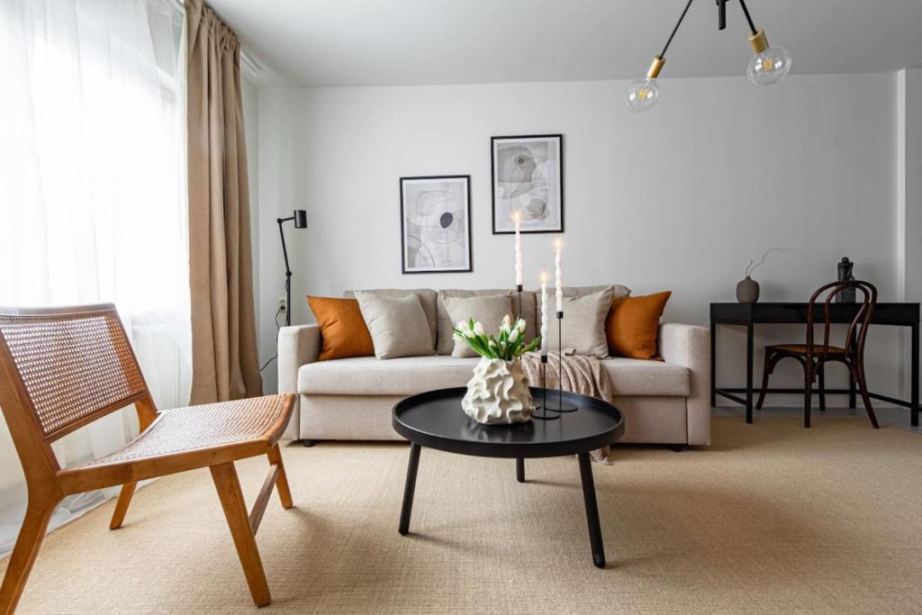 sala de estar con sofá y mesa en Stylish Studio Haven Ideal for Four Guests, en Estocolmo