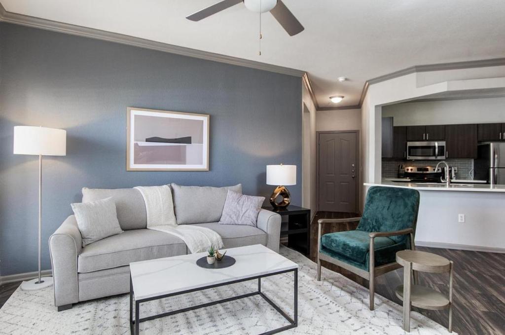 een woonkamer met een bank en een stoel bij Landing Modern Apartment with Amazing Amenities (ID4174X27) in Austin