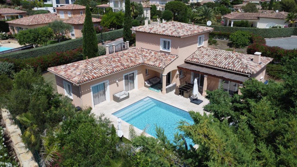 une vue aérienne d'une maison avec piscine dans l'établissement Villa Giovanna à Saint-Raphaël avec piscine chauffée, à Saint-Raphaël