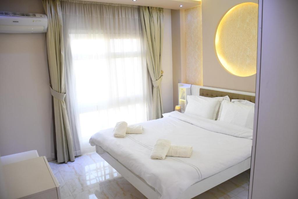 Un pat sau paturi într-o cameră la Luxury apartment Madinaty families Only