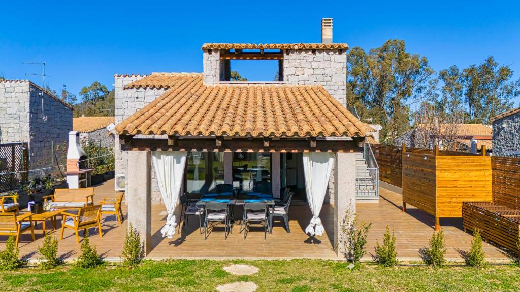 Villa del Moro, FREE WIFI, 300mt from Sinzias' Beach - Huis Met Vier Slaapkamers