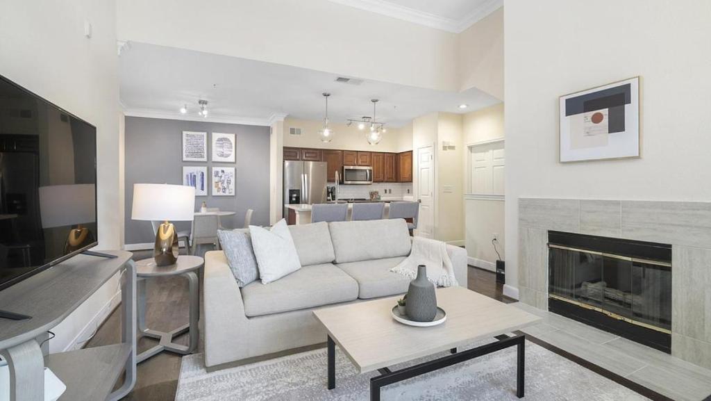 ein Wohnzimmer mit einem Sofa und einem Kamin in der Unterkunft Landing Modern Apartment with Amazing Amenities (ID3050X22) in Houston