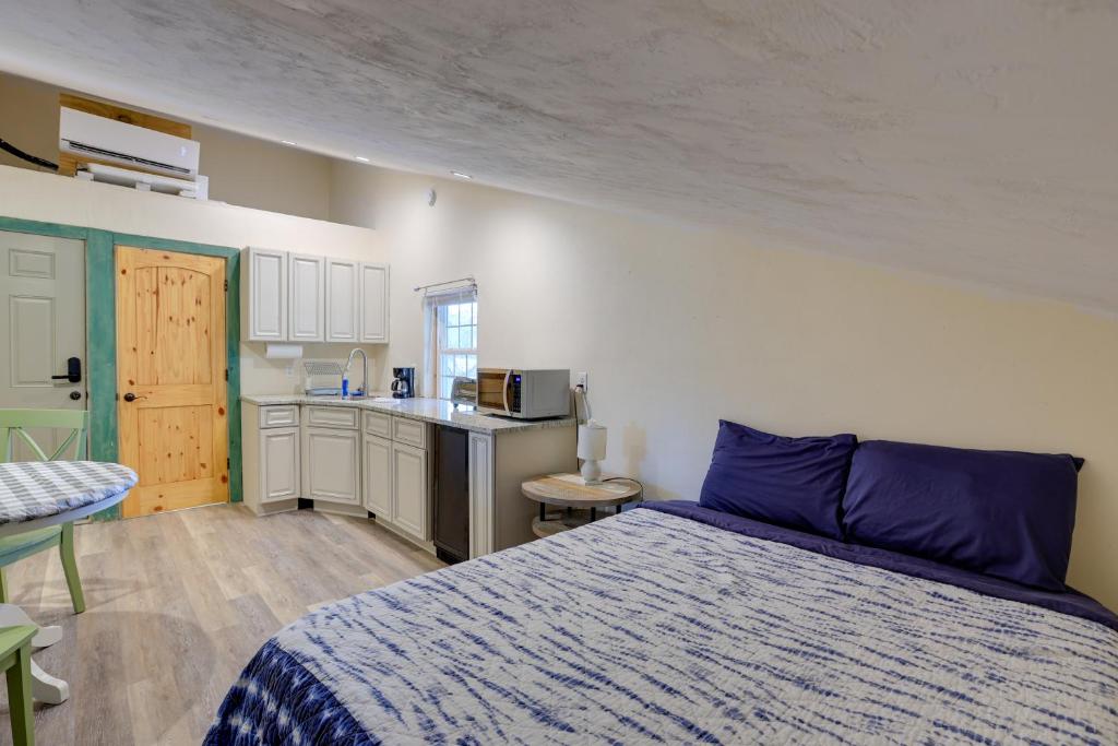 1 dormitorio con 1 cama azul y cocina en Morriston Studio 13 Mi to World Equestrian Center, en Morriston