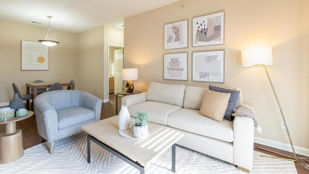 een woonkamer met een bank en een stoel bij Landing Modern Apartment with Amazing Amenities (ID8089X06) in Louisville