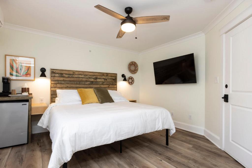 a bedroom with a bed and a ceiling fan at Breakers 204 Inn at Old Beach in Virginia Beach