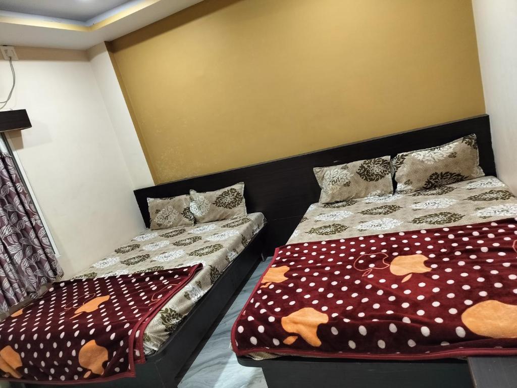 Tempat tidur dalam kamar di HOTEL UMIYA