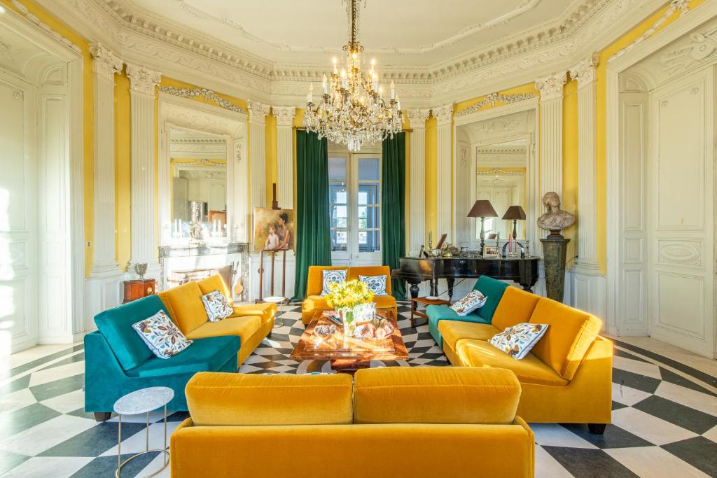 Część wypoczynkowa w obiekcie Les Louteaux - Splendide Château du XVIII -Piscine- Parc de Lamas