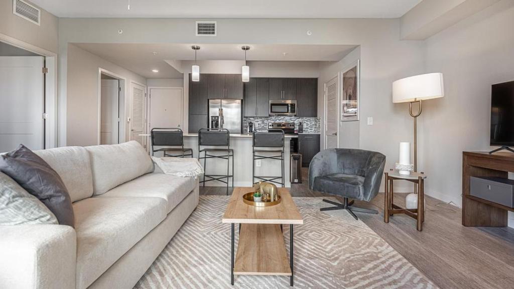 uma sala de estar com um sofá e uma mesa em Landing Modern Apartment with Amazing Amenities (ID8083X55) em Fort Myers Villas
