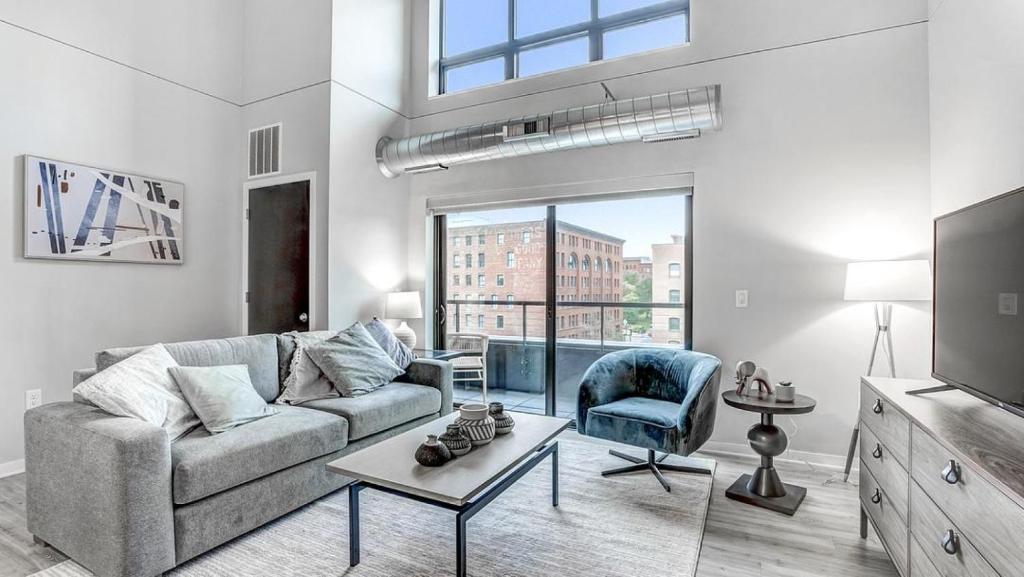 un soggiorno con divano e TV di Landing Modern Apartment with Amazing Amenities (ID1182X212) a Saint Paul