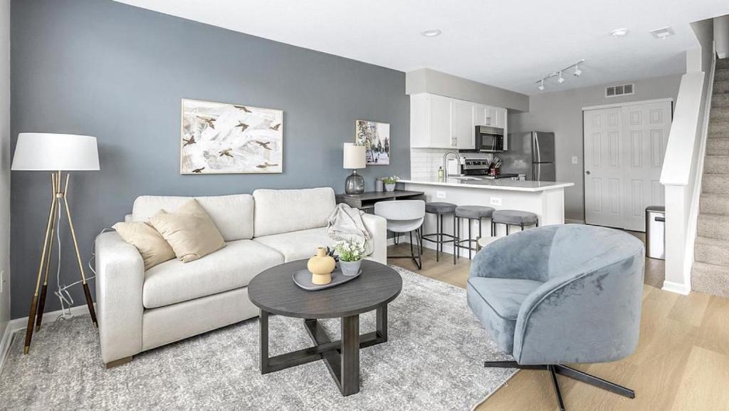 uma sala de estar com um sofá, uma mesa e uma cozinha em Landing Modern Apartment with Amazing Amenities (ID1263X661) em New Albany