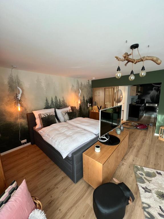 een slaapkamer met een bed en een woonkamer bij City Apartment Baden-Baden in Baden-Baden