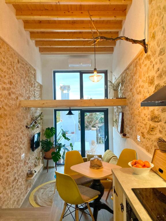 a kitchen and dining room with a table and chairs at AltHouse Canet lo Roig in Canet lo Roig