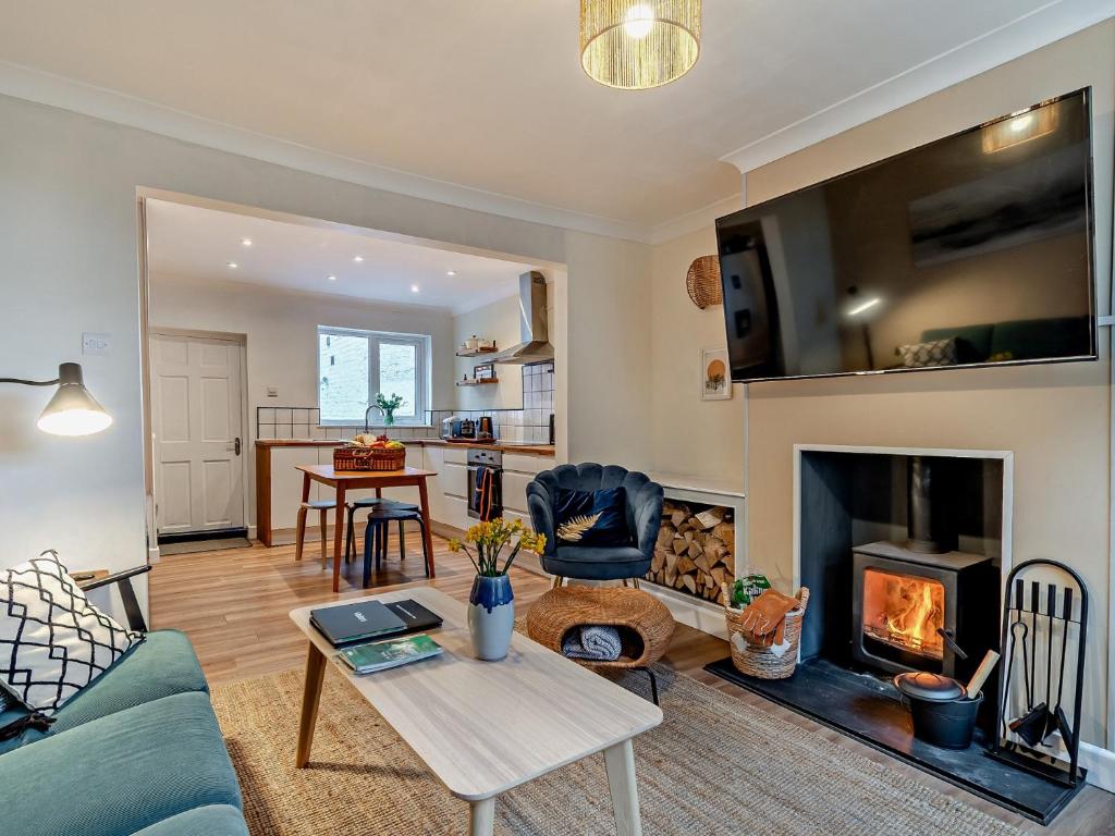 a living room with a couch and a fireplace at 2 Bed in Beverley 93219 in Beverley