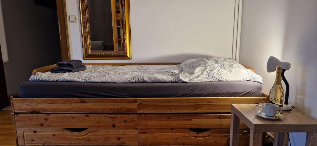 1 cama en la parte superior de un tocador de madera con espejo en Haus Mitterfeld, en Kasten bei Böheimkirchen