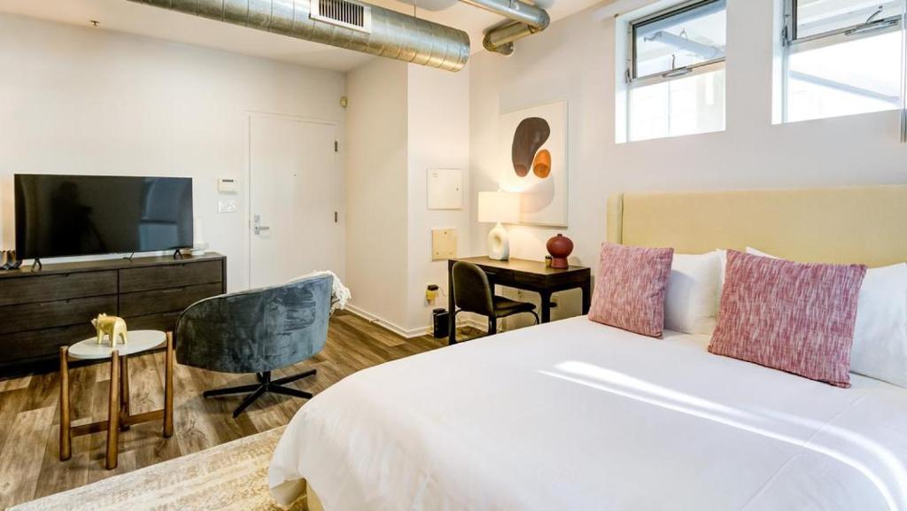 Un pat sau paturi într-o cameră la Landing - Modern Apartment with Amazing Amenities (ID8273X03)