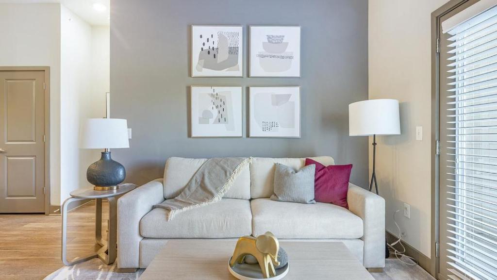 un soggiorno con divano e tavolo di Landing - Modern Apartment with Amazing Amenities (ID9024X45) a Spring Hill