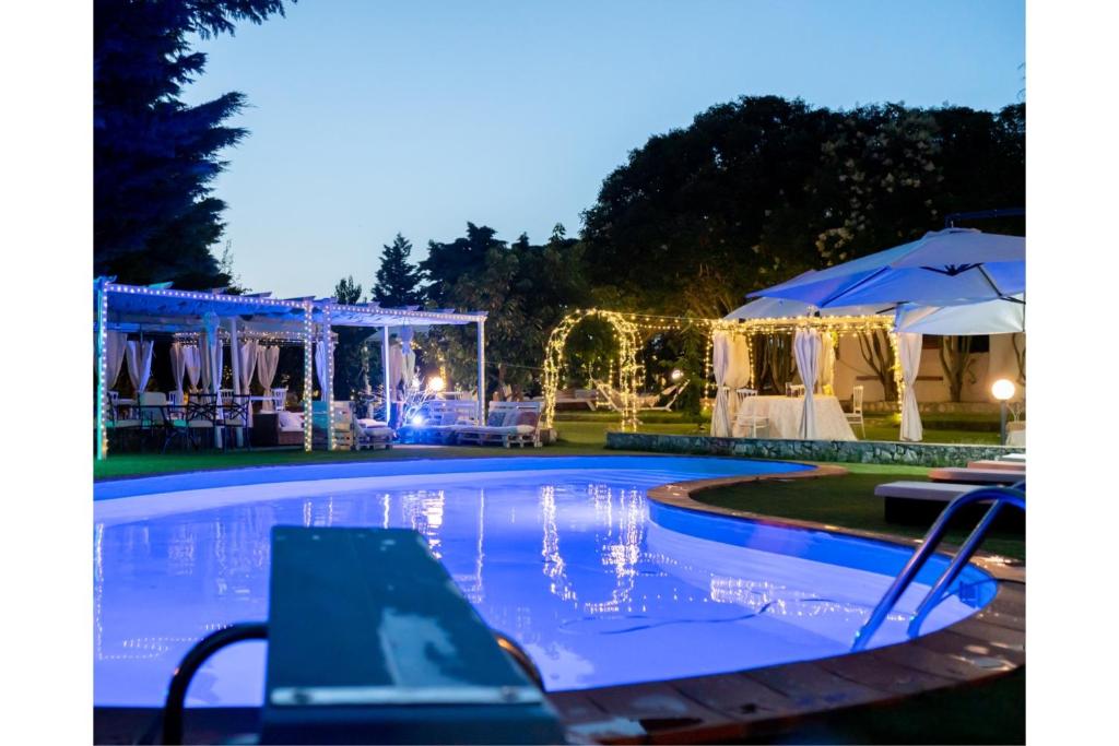 ein Pool in der Nacht mit einem Veranstaltungsort für Hochzeiten in der Unterkunft Villa Artemide in Manfredonia