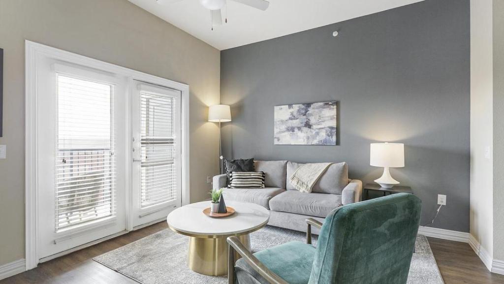 un soggiorno con divano e tavolo di Landing - Modern Apartment with Amazing Amenities (ID3874) a Carrollton