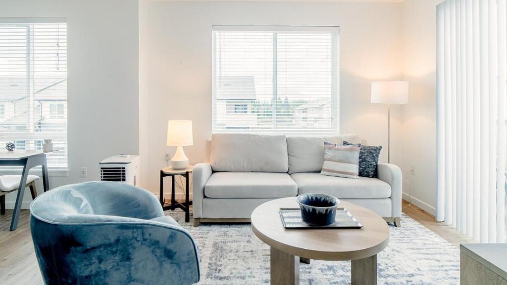 - un salon avec un canapé et une table dans l'établissement Landing - Modern Apartment with Amazing Amenities (ID5770X40), à Everett