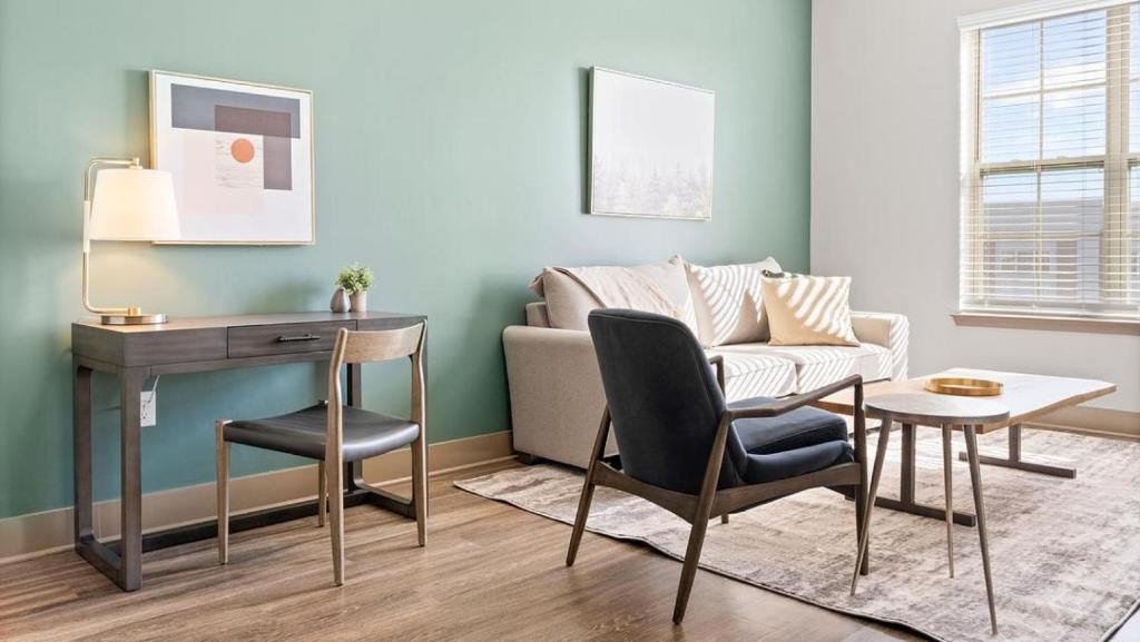 - un salon avec un canapé, une table et des chaises dans l'établissement Landing - Modern Apartment with Amazing Amenities (ID7923X25), à Spring Hill