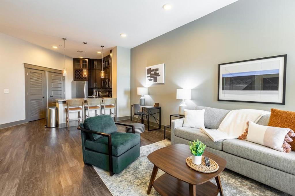 een woonkamer met een bank en een tafel bij Landing - Modern Apartment with Amazing Amenities (ID2257) in Dallas