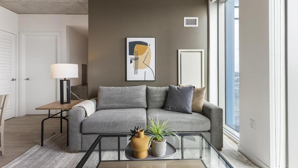 uma sala de estar com um sofá e uma mesa em Landing - Modern Apartment with Amazing Amenities (ID1187X358) em Portland