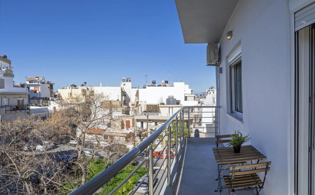 balcón con banco y vistas a la ciudad en Pananos Sq. House II, en Heraklion