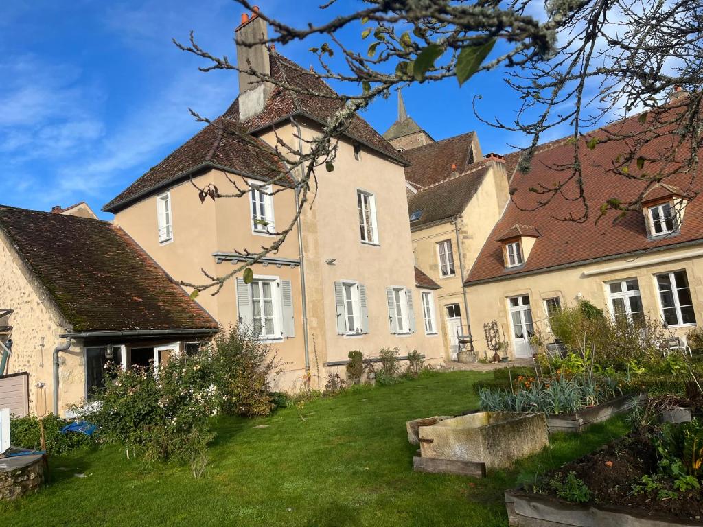 a large house with a yard in front of it at Maison de Noble Nicolas in Avallon