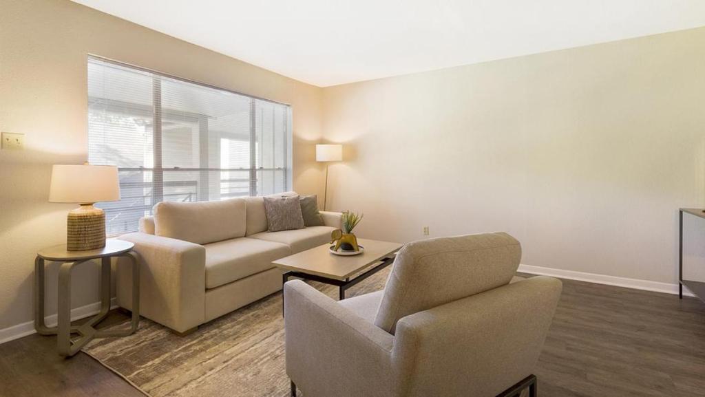 uma sala de estar com um sofá e duas cadeiras em Landing - Modern Apartment with Amazing Amenities (ID9254X75) em Houston