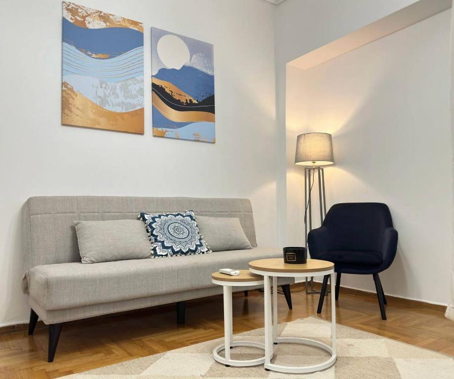 een woonkamer met een bank en een stoel bij Superb New Family Apartment vipgreece in Athene