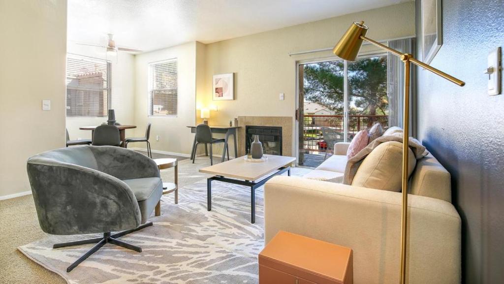 sala de estar con sofá y silla en Landing - Modern Apartment with Amazing Amenities (ID7983X57), en Las Vegas