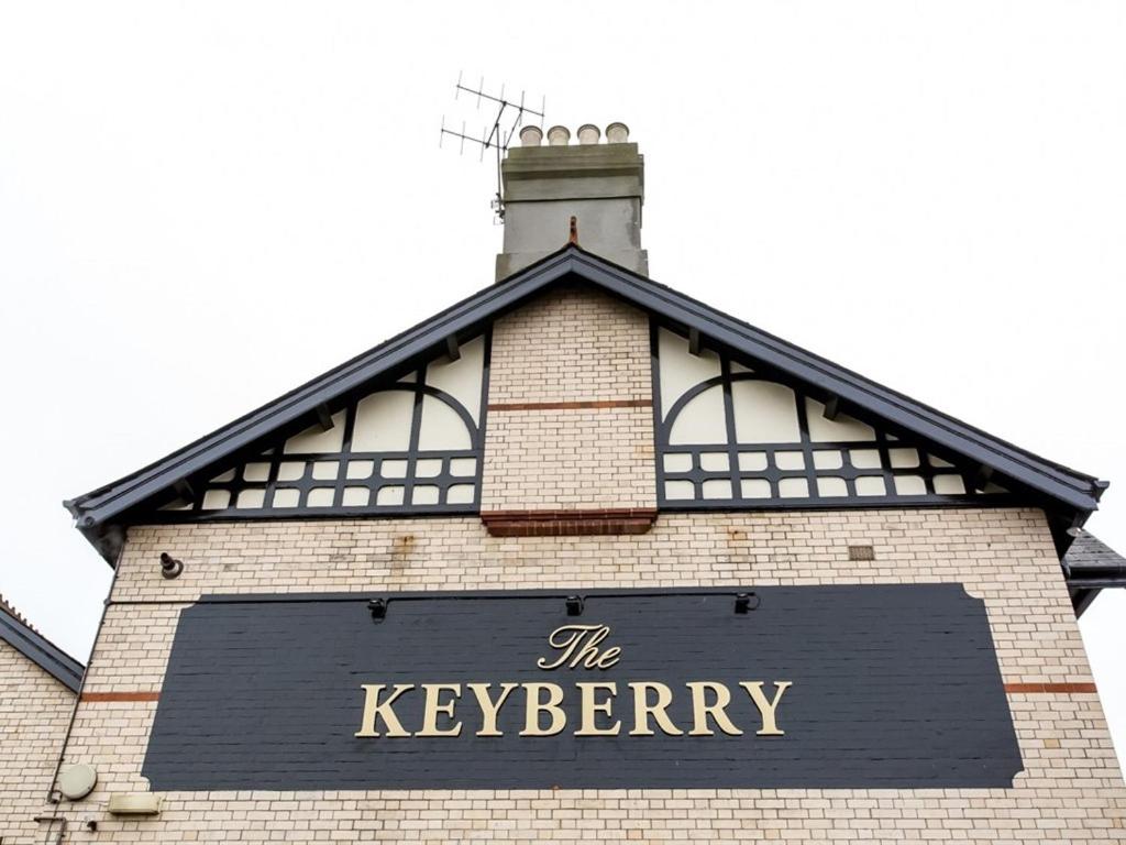 un panneau au sommet d'un bâtiment dans l'établissement The Keyberry Hotel, à Newton Abbot
