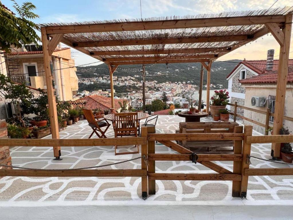 een houten pergola op een patio met uitzicht bij Neoclassical Samos House Nafsika in Samos